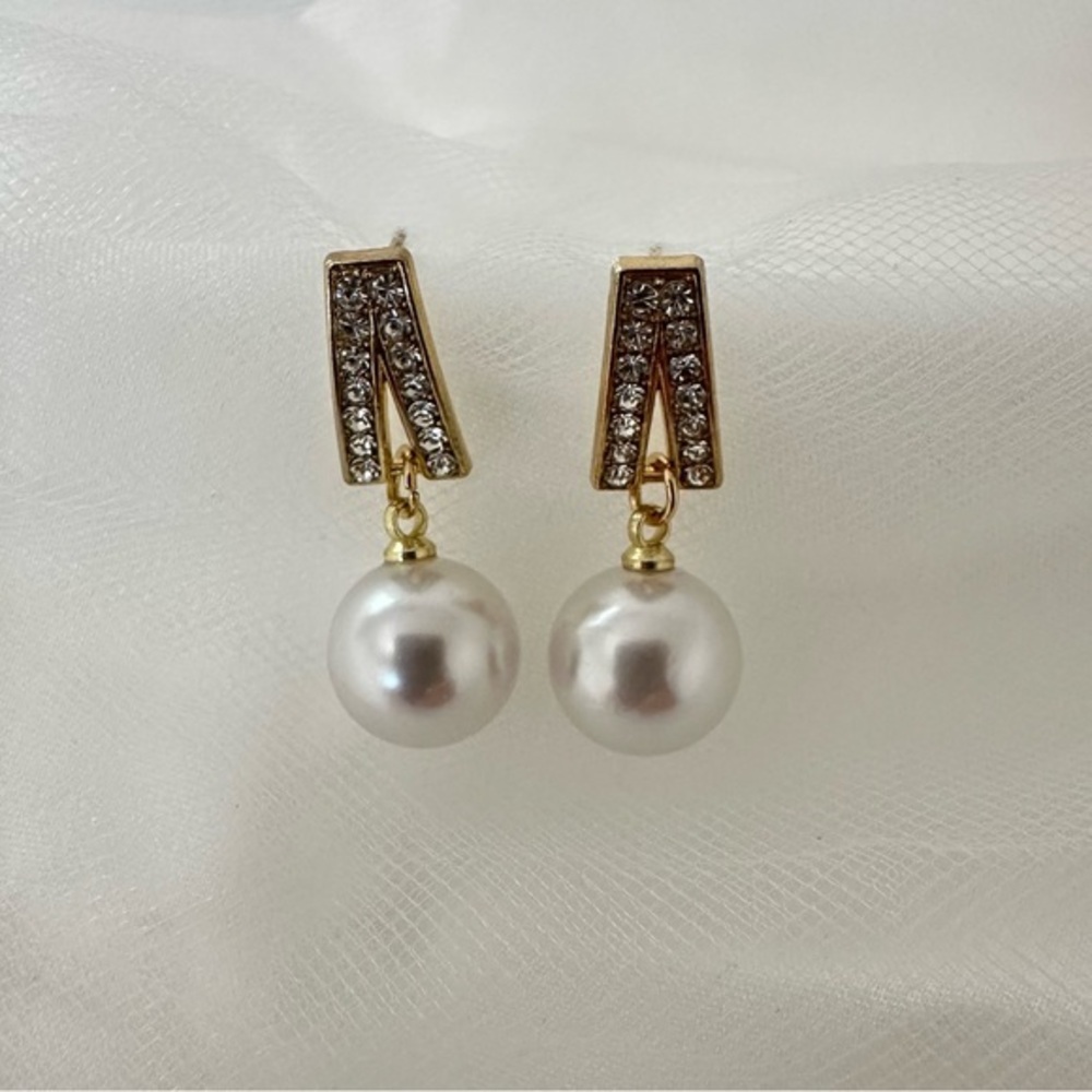 Gold and White Pearl Dangle‎ Earrings